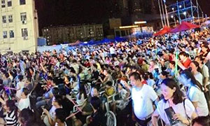 ���շֹ�˾�Ϸʳ�����·��&ldquo;77����˾��Ҿ���&middot;ҡ��֮ҹ&rdquo;���ֽ�/������ȫ�ݶ������ɽ� Բ����Ļ��